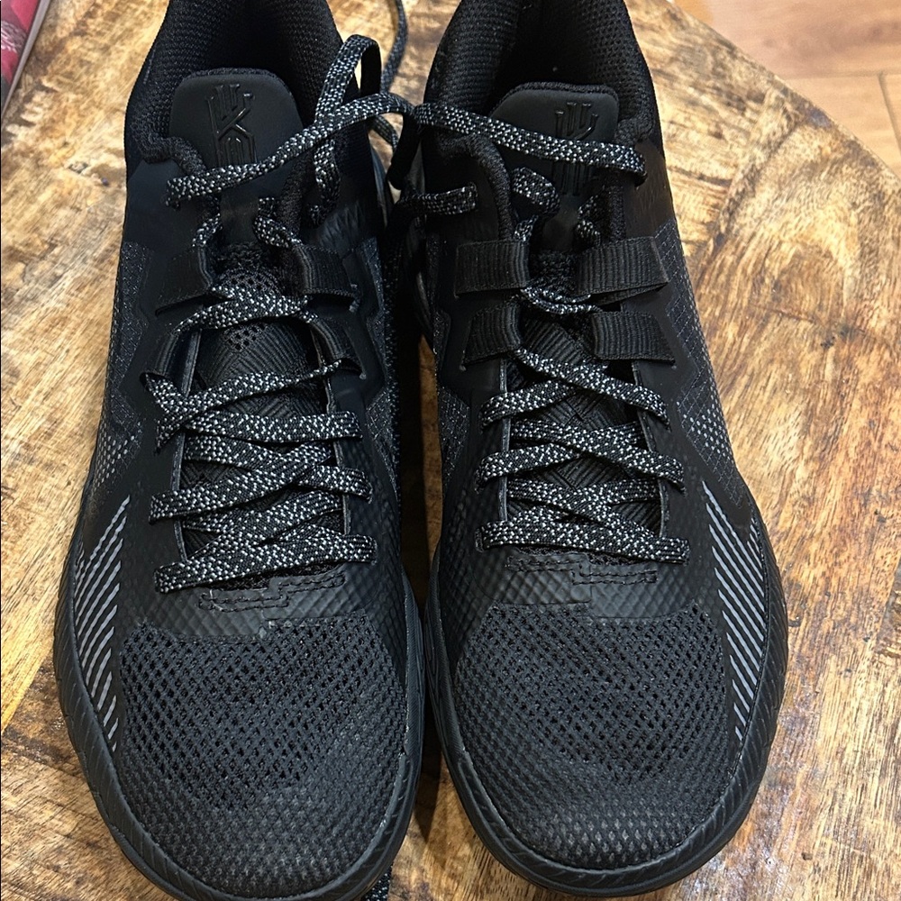 Nike unisex shoes size 6 kids. New without tags